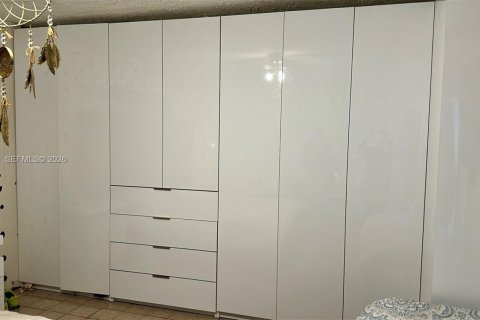 House in Miami Gardens, Florida 4 bedrooms, 143.26 sq.m. № 2007353 - photo 17