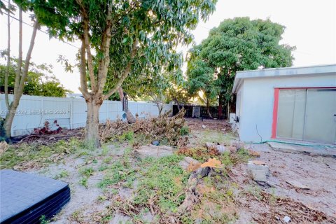 House in Miami Gardens, Florida 4 bedrooms, 143.26 sq.m. № 2007353 - photo 26