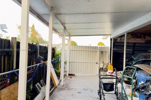 House in Miami Gardens, Florida 4 bedrooms, 143.26 sq.m. № 2007353 - photo 30