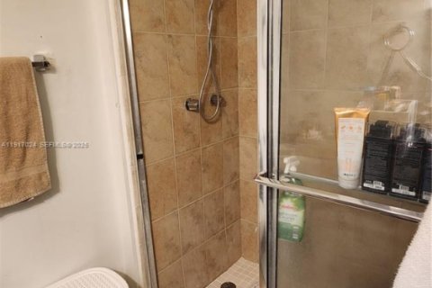 Condo in Deerfield Beach, Florida, 2 bedrooms № 1989630 - photo 17