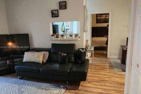 Condo in Deerfield Beach, Florida, 2 bedrooms № 1989630 - photo 8