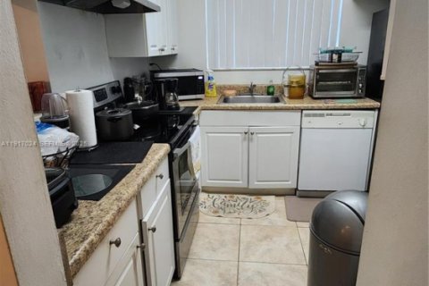 Condo in Deerfield Beach, Florida, 2 bedrooms № 1989630 - photo 2
