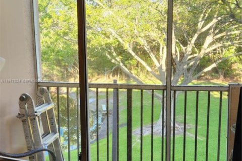 Condo in Deerfield Beach, Florida, 2 bedrooms № 1989630 - photo 10