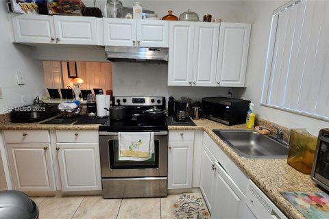 Condo in Deerfield Beach, Florida, 2 bedrooms № 1989630 - photo 1