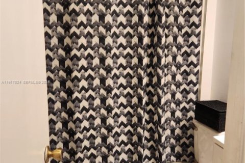 Condo in Deerfield Beach, Florida, 2 bedrooms № 1989630 - photo 14