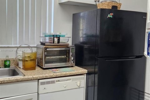 Condo in Deerfield Beach, Florida, 2 bedrooms № 1989630 - photo 3