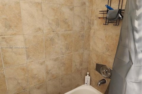 Condo in Deerfield Beach, Florida, 2 bedrooms № 1989630 - photo 25