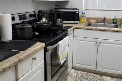 Condo in Deerfield Beach, Florida, 2 bedrooms № 1989630 - photo 4