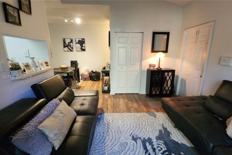 Condo in Deerfield Beach, Florida, 2 bedrooms № 1989630 - photo 5