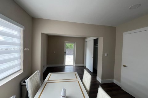 Apartment in Miami Beach, Florida 1 bedroom, 271.37 sq.m. № 2000648 - photo 4