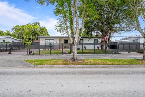 Casa en venta en Miami, Florida, 3 dormitorios, 130.9 m2 № 2000555 - foto 2