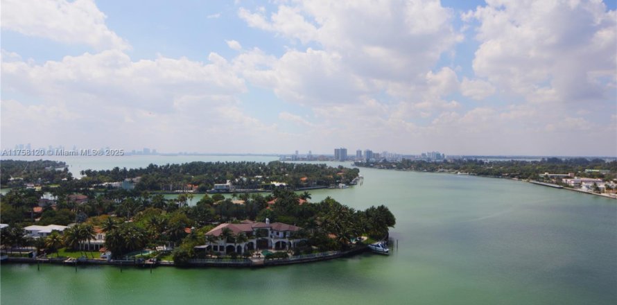 Condominio en Miami Beach, Florida, 2 dormitorios № 1962852