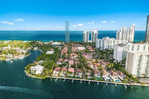 Casa en venta en Sunny Isles Beach, Florida, 6 dormitorios, 371.05 m2 № 1971063 - foto 2