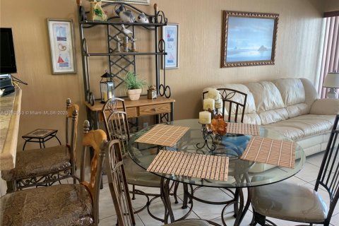 Condo in Hallandale Beach, Florida  № 1868791 - photo 5