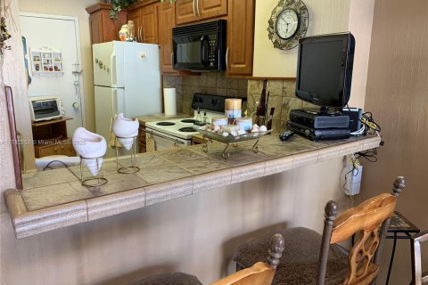 Condo in Hallandale Beach, Florida  № 1868791 - photo 4