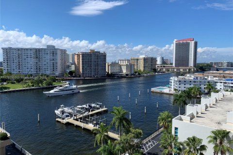 Condo in Hallandale Beach, Florida  № 1868791 - photo 1