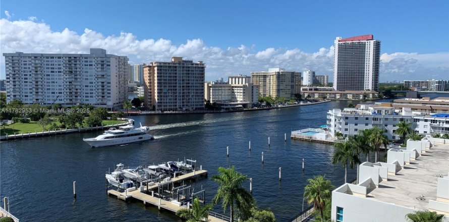 Studio in the Condo in Hallandale Beach, Florida  № 1868791