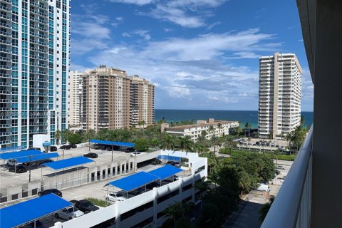 Condo in Hallandale Beach, Florida  № 1868791 - photo 8