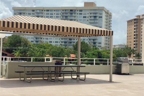 Condo in Hallandale Beach, Florida  № 1868791 - photo 17