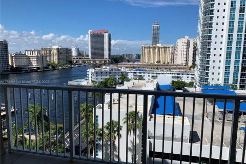 Condo in Hallandale Beach, Florida  № 1868791 - photo 9