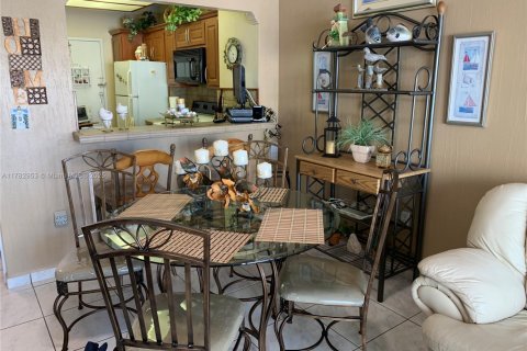 Condo in Hallandale Beach, Florida  № 1868791 - photo 7