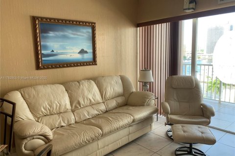 Condo in Hallandale Beach, Florida  № 1868791 - photo 2