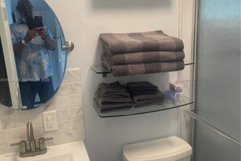 Commercial property in Miami, Florida 1 bedroom, 204.01 sq.m. № 2010050 - photo 6