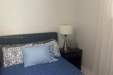 Commercial property in Miami, Florida 1 bedroom, 204.01 sq.m. № 2010050