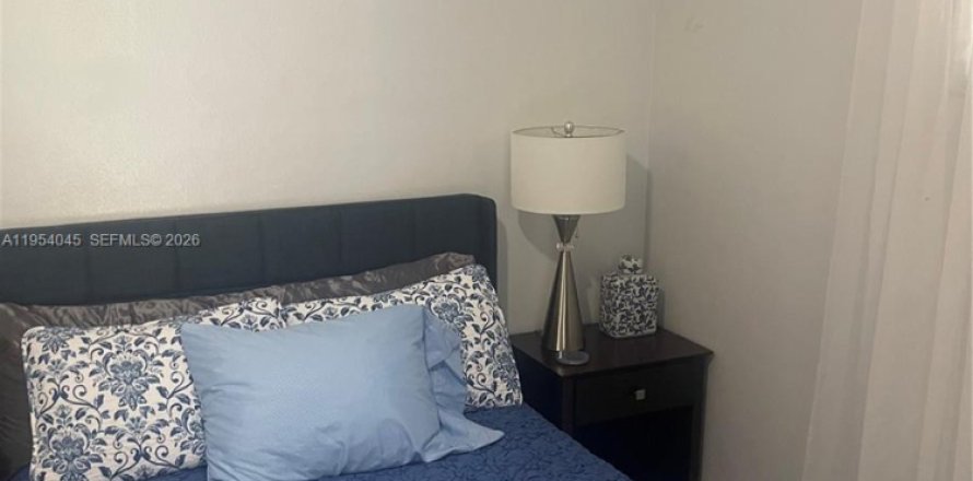 Commercial property in Miami, Florida 1 bedroom, 204.01 sq.m. № 2010050