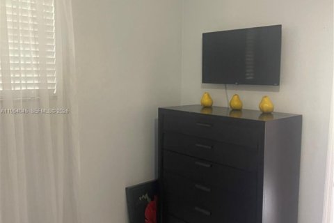 Commercial property in Miami, Florida 1 bedroom, 204.01 sq.m. № 2010050 - photo 2