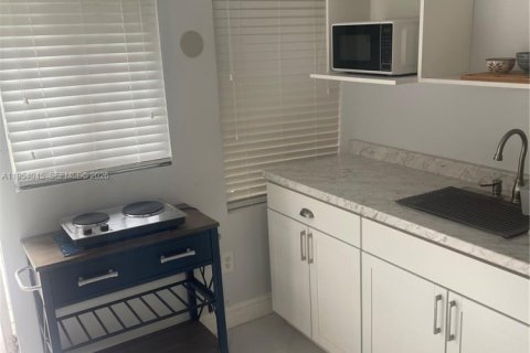 Commercial property in Miami, Florida 1 bedroom, 204.01 sq.m. № 2010050 - photo 4