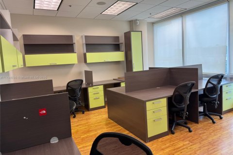 Commercial property in Aventura, Florida № 1683551 - photo 12