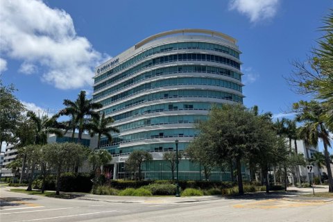 Commercial property in Aventura, Florida № 1683551 - photo 1