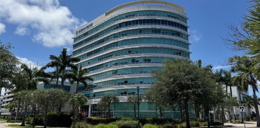 Commercial property in Aventura, Florida № 1683551