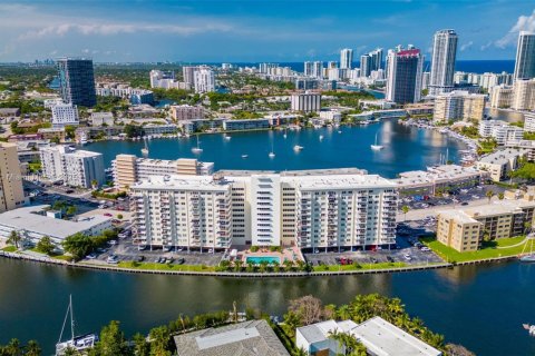 Copropriété à louer à Hallandale Beach, Floride: 2 chambres, 139.35 m2 № 1948424 - photo 1