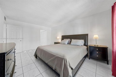 Copropriété à louer à Hallandale Beach, Floride: 2 chambres, 139.35 m2 № 1948424 - photo 17
