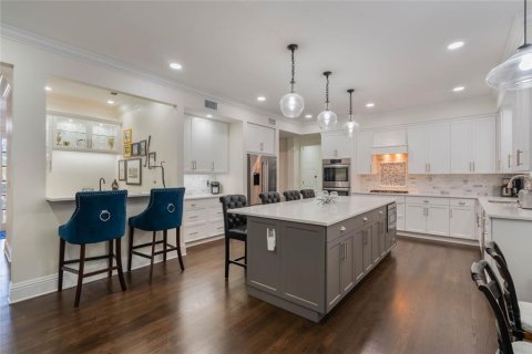 House in Winter Park, Florida 5 bedrooms, 434.41 sq.m. № 1546847 - photo 5