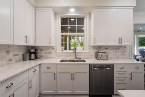 House in Winter Park, Florida 5 bedrooms, 434.41 sq.m. № 1546847 - photo 8