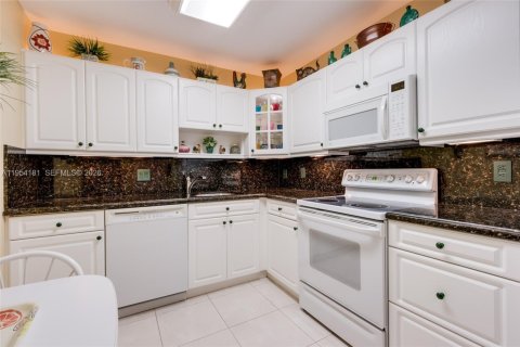 Купить кондоминиум в Халландейл-Бич, Флорида 2 спальни, 118.91м2, № 2008967 - фото 21