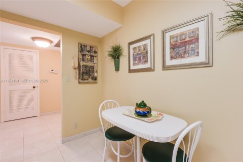 Купить кондоминиум в Халландейл-Бич, Флорида 2 спальни, 118.91м2, № 2008967 - фото 23