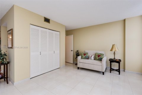 Купить кондоминиум в Халландейл-Бич, Флорида 2 спальни, 118.91м2, № 2008967 - фото 15