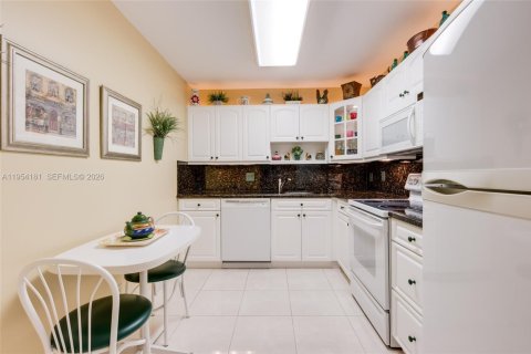 Купить кондоминиум в Халландейл-Бич, Флорида 2 спальни, 118.91м2, № 2008967 - фото 22