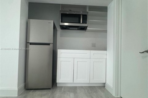 Снять в аренду коммерческую недвижимость в Катлер-Бей, Флорида 1 спальня, 27.87м2, № 1955132 - фото 1