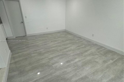 Снять в аренду коммерческую недвижимость в Катлер-Бей, Флорида 1 спальня, 27.87м2, № 1955132 - фото 2