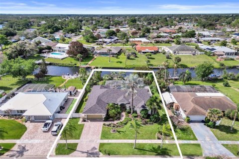 House in Port St. Lucie, Florida 4 bedrooms, 232.53 sq.m. № 2186455 - photo 17