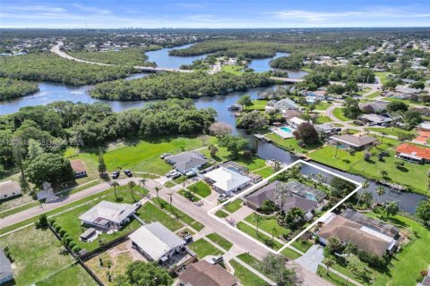 House in Port St. Lucie, Florida 4 bedrooms, 232.53 sq.m. № 2186455 - photo 10