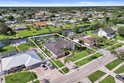 House in Port St. Lucie, Florida 4 bedrooms, 232.53 sq.m. № 2186455 - photo 19