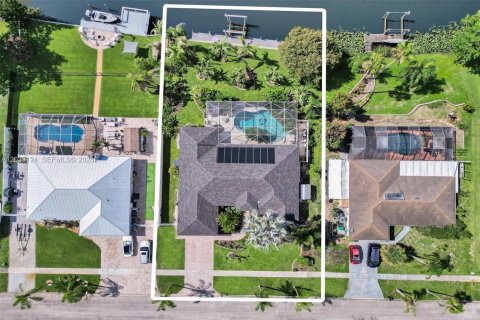 House in Port St. Lucie, Florida 4 bedrooms, 232.53 sq.m. № 2186455 - photo 21