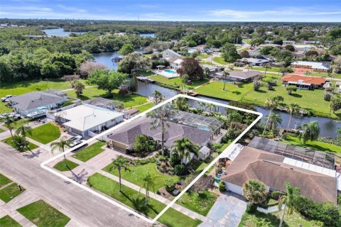 House in Port St. Lucie, Florida 4 bedrooms, 232.53 sq.m. № 2186455 - photo 18