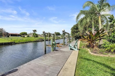 House in Port St. Lucie, Florida 4 bedrooms, 232.53 sq.m. № 2186455 - photo 11